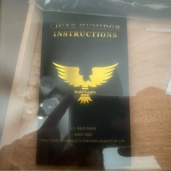 Wooden Cigar Humidor with Glass Top - Picture 4 of 4